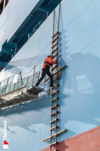 Pilot disembark Arthur Maersk