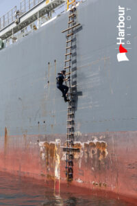 Pilot disembark Kimolos