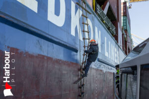 Pilot disembark Medkon Rize