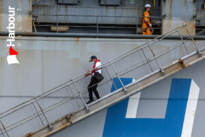 Pilot disembark Wan Hai 329