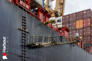 Pilot disembark ZIM Pacific